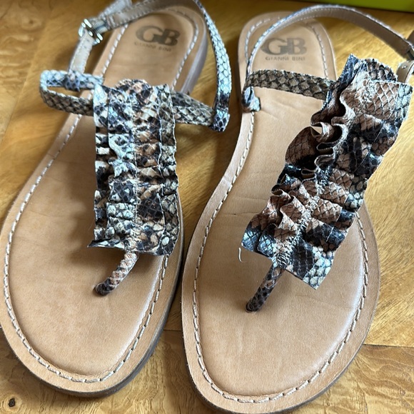 GIANI BINI Ruffle Flat Sandals - size 10 - snakeskin print - Picture 3 of 4